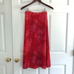 Red floral skirt🌸